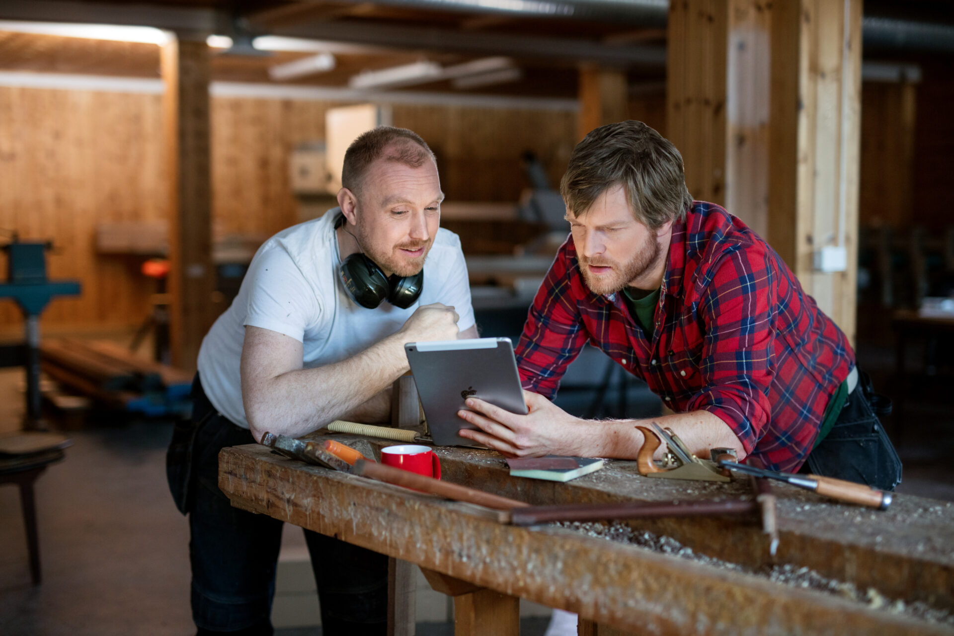 To medarbeidere i en bedrift ser på et nettbrett