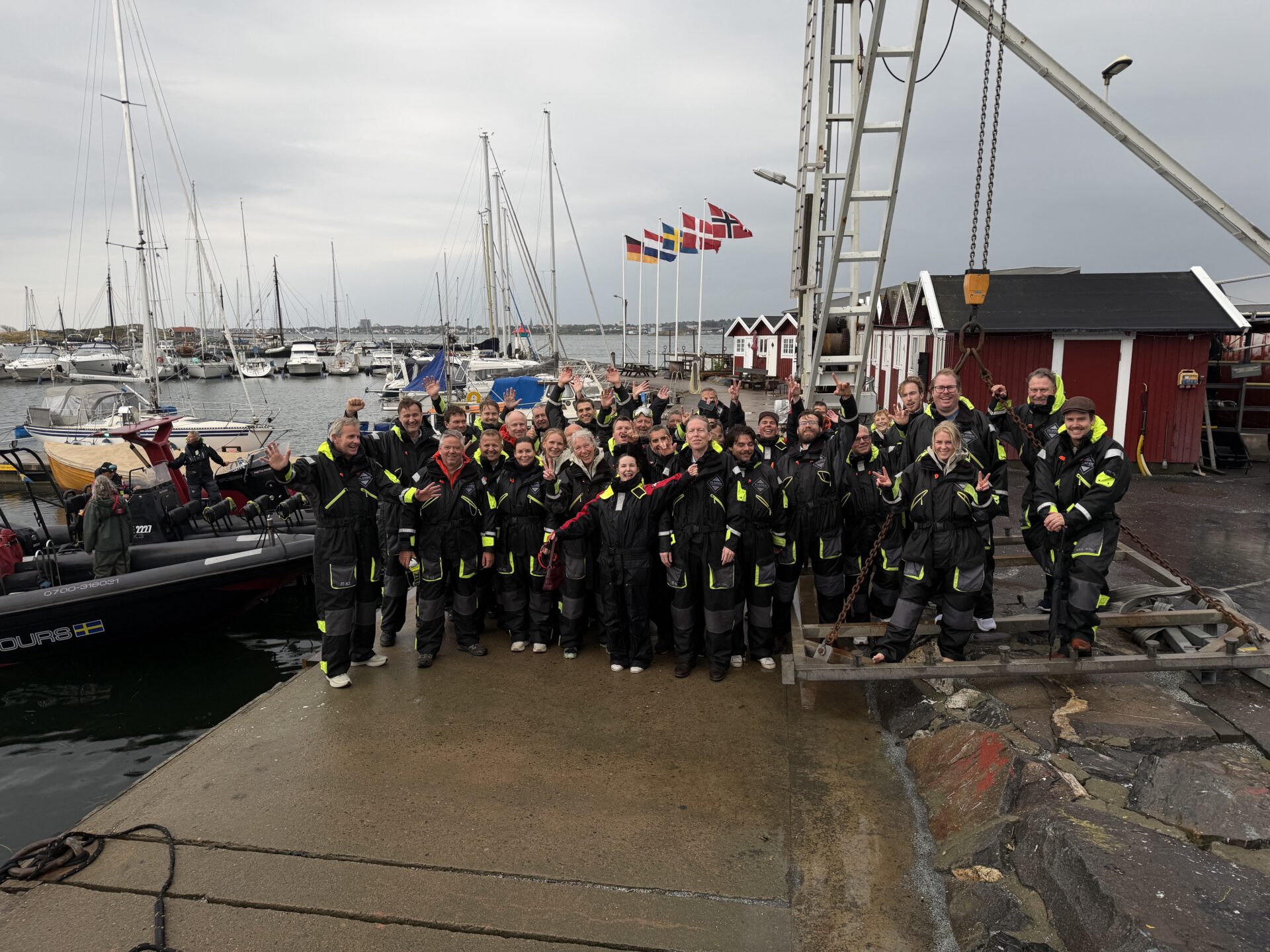 Medarbeidere i Bruse samlet ved havnen